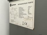 a sign on the side of a refrigerator that says refrigerateur porte