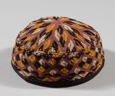 une image représentant un chapeau orné d'un motif