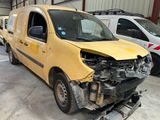 une camionnette jaune qui a été endommagée et qui se trouve dans un garage