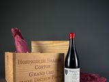 une boîte en bois avec une bouteille de vin à côté