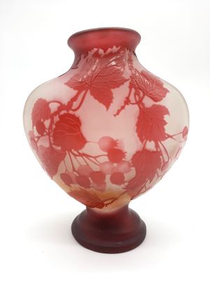 un vase en verre avec un motif rouge et blanc