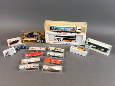 de nombreux types différents de petits trains et de petits camions dans une boîte