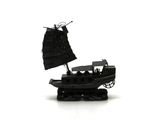 un bateau miniature avec une voile noire sur un fond blanc