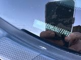 une personne en train de prendre une photo d'une voiture avec son téléphone portable