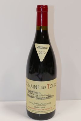 une bouteille de vin posée sur une table