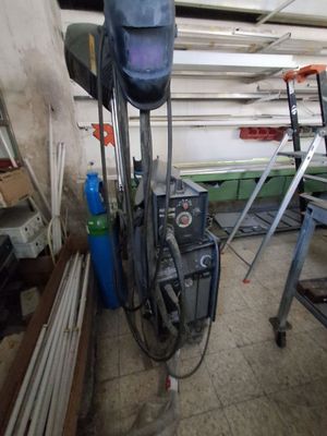 une photo d'un soudeur dans un garage