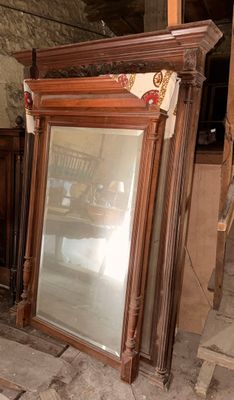 un grand miroir posé sur le sol d'une pièce