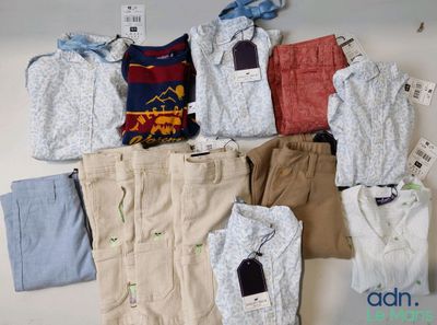 de nombreux vêtements exposés sur le mur