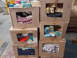 plusieurs cartons empilés les uns sur les autres dans un entrepôt
