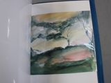un livre ouvert dans lequel figure l'image d'un paysage