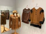 plusieurs vêtements traditionnels exposés dans une vitrine de musée