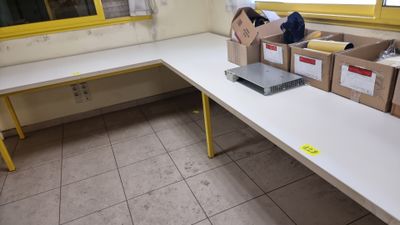 une table sur laquelle sont posées des boîtes, dans une pièce