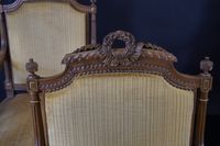 Suite de quatre fauteuils en noyer mouluré et sculpté. (photo 2)