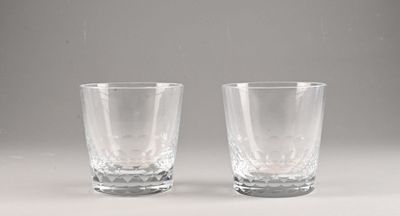 BACCARAT Deux verres à whisky en cristal, décor meulé en hex…