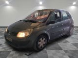 la photo d'une voiture grise garée dans un garage