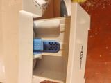 une brosse à dents posée dans un micro-ondes