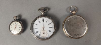 Trois types différents de montres de poche sont exposés sur une table