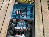 un aspirateur jaune et noir posé sur une terrasse en bois