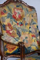 Paire de fauteuils en noyer sculpté et mouluré de fleurettes… (photo 5)