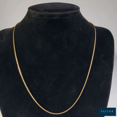 un collier à chaîne en or sur un mannequin mannequin mannequin mannequin mannequin mannequin mannequin mannequin mannequin mannequin