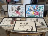 quatre cartes représentant des chevaux, posées sur une table