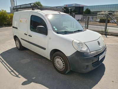 une camionnette blanche garée dans un parking