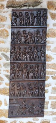une plaque murale ornée de sculptures