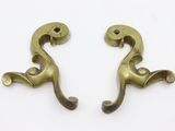 une paire de poignées de porte anciennes en laiton sur fond blanc