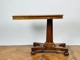 une image représentant une table en bois posée sur un parquet en bois dur