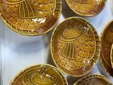 many bowls that are sitting on a table