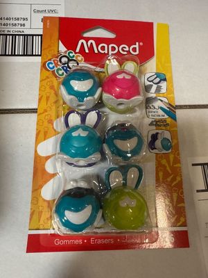 un paquet de gommes en forme de bonbons sur le comptoir