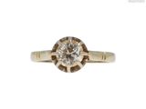 gros plan d'une bague en diamant sur fond blanc