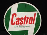 un panneau vert et blanc sur lequel est inscrit « Castrol »