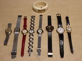 un grand nombre de montres posées sur une table
