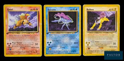 Trois cartes Pokémon sont représentées sur un fond noir