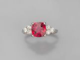 une bague à trois pierres, composée d'un rubis et de diamants