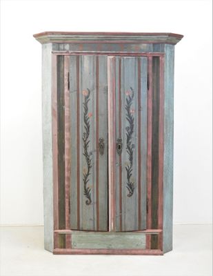 un meuble en bois avec deux portes et une poignée de porte
