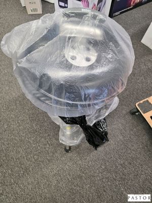 un sac en plastique posé sur une chaise