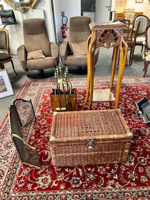 un panier en osier posé sur un tapis rouge dans une pièce