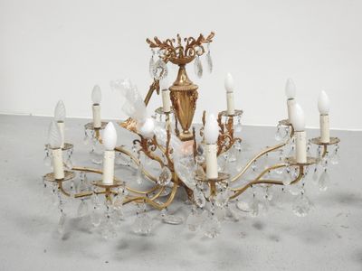 un lustre comportant de nombreuses ampoules