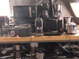 une table sur laquelle sont posés plusieurs appareils électroménagers