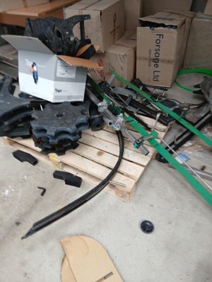 un tas d'objets divers posés sur une palette dans un garage