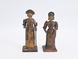 paire de figurines anciennes en bois représentant deux femmes avec des cannes