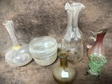 de nombreux vases en verre posés sur une table