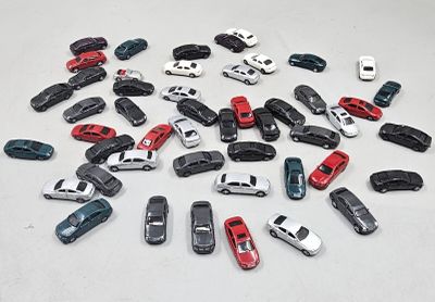 un grand nombre de voitures-jouets qui se trouvent sur la table