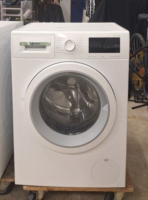 une machine à laver et un sèche-linge posés sur une palette