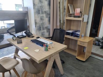 un bureau sur lequel se trouvent un ordinateur et un téléphone