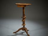 une image représentant une table en bois avec un plateau en bois sur fond gris