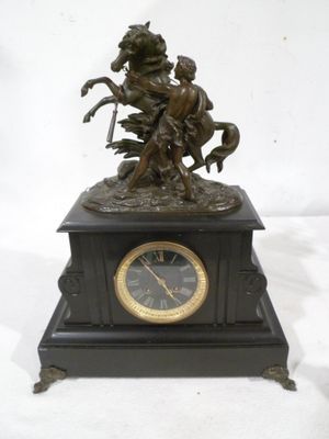 une statue d'un homme à cheval sur une horloge