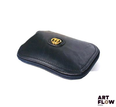 un portefeuille noir orné d'un smiley doré
